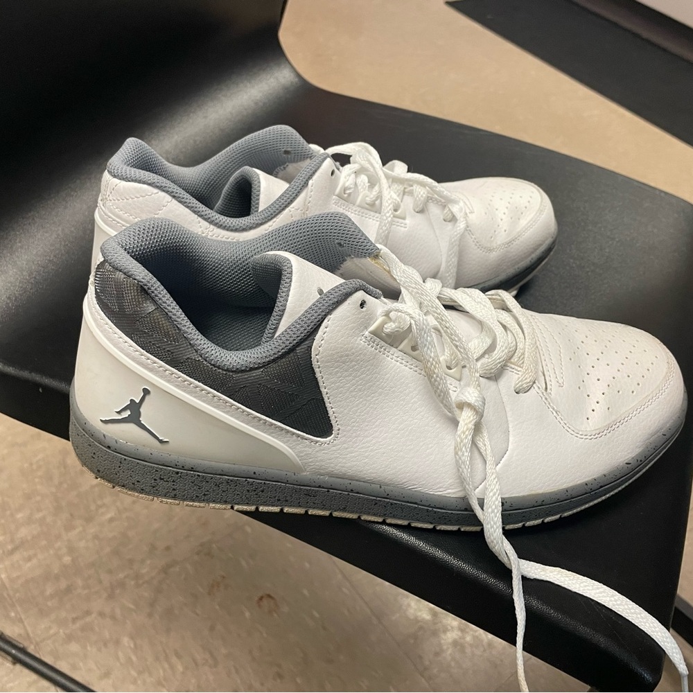 Men’s Jordan’s white with gray emblem. Excellent condition!! Size 13
